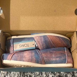 Women’s Alpargata Toms in shade Cloudy Pink/Ombré. Never worn. Size 7.